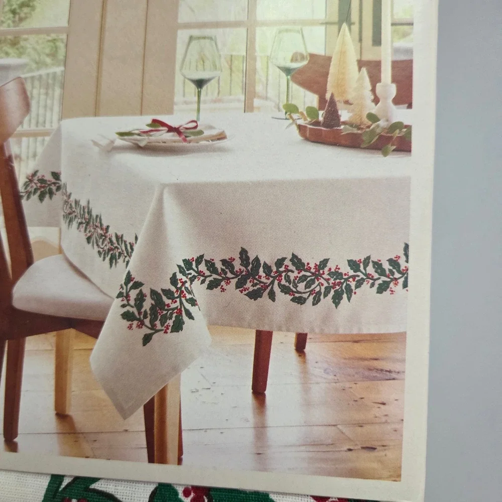 Threshold‎ Christmas Holly Rectangular Tablecloth 60x104 White Red Green Cotton